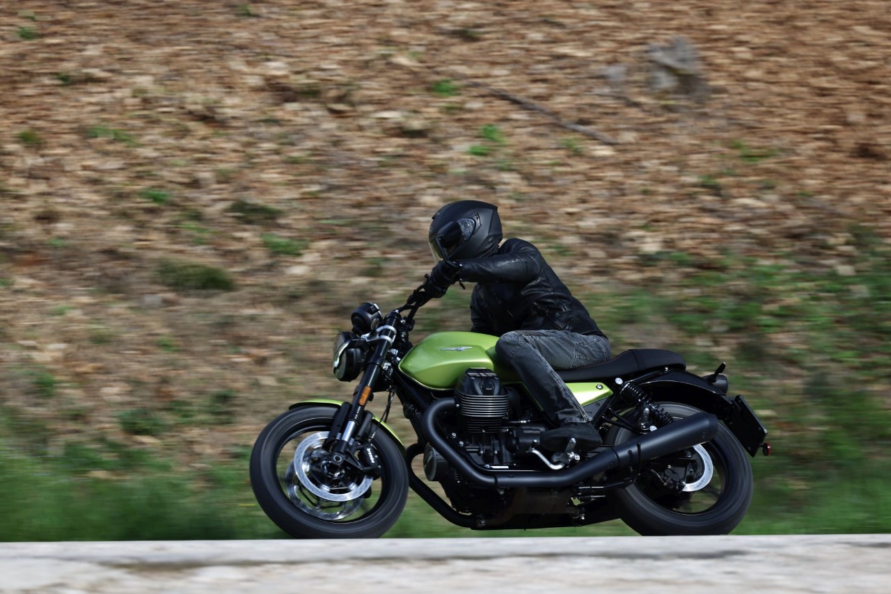 Moto Guzzi V7 Sport VS Triumph Speed Twin 900: qual è la miglior classic del 2025?